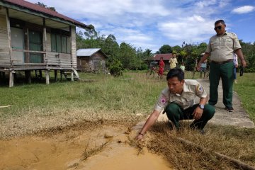 Keluar asap dari tanah sebelum semburan lumpur di Kapuas Hulu