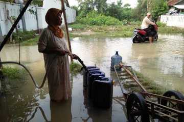 15.000 liter air bersih dikirimkan PDAM pascabanjir di Teluk Naga