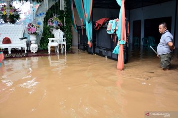 Pelaminan terendam banjir di Jombang
