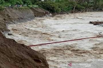 Pemkab Sigi kerahkan sejumlah alat berat ke lokasi banjir