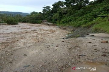 Jalur Palu-Kulawi putus  total diterjang banjir