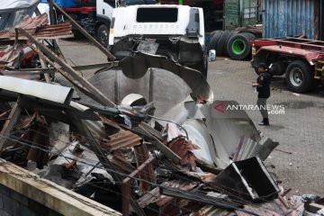 Polisi selidiki penyebab ledakan truk tanki di Surabaya