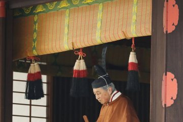 Kaisar Jepang Akihito turun tahta
