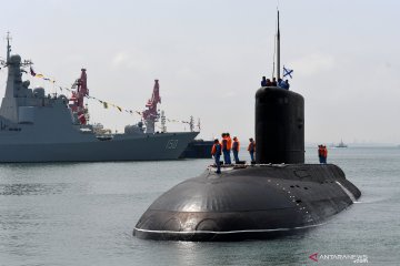 Latihan bersama kapal selam Rusia dan China