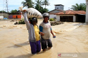 Banjir di Mamuju, jalan trans Sulawesi lumpuh total