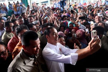 Presiden Joko Widodo berswafoto dengan para pekerja