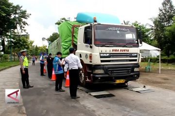 8 truk kelebihan beban diamankan petugas gabungan