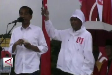 Jokowi kampanye dengan becak bersama JK di Makassar