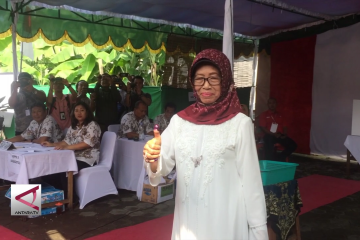 Ibunda Jokowi mencoblos di TPS 38 Manahan Solo