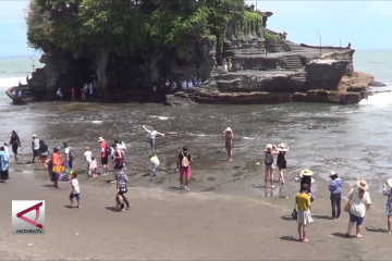 Menikmati laut surut di Tanah Lot