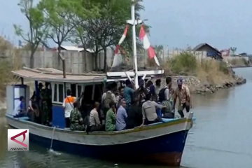 Perahu nelayan, kendaraan andalan menuju ke Pulau Panjang