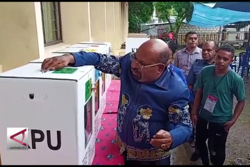 Gubernur Papua mencoblos di Pemilu susulan