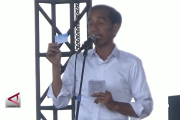 Jokowi pamer Kartu Pra Kerja di hadapan ribuan buruh