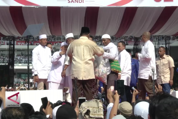 Prabowo dapat 2 kantong plastik berisi uang dari pendukung