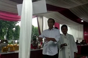 Flash - Presiden Jokowi mencoblos di TPS 008 Gambir