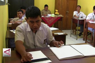 UN SLB Negeri A Kota Bandung gunakan Braille