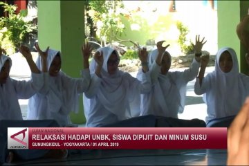 Relaksasi hadapi UNBK, siswa dipijit dan minum susu