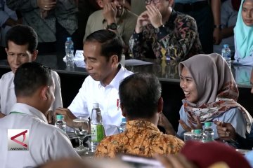 Presiden makan siang bersama ribuan karyawan pabrik