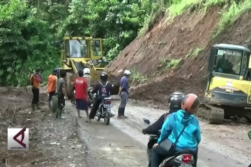 Tanah longsor tutup jalur wisata Pekalongan-Dieng