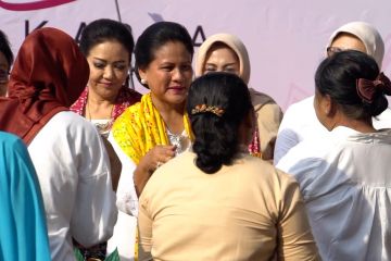 Ibu Negara Iriana bagi-bagi tumpeng