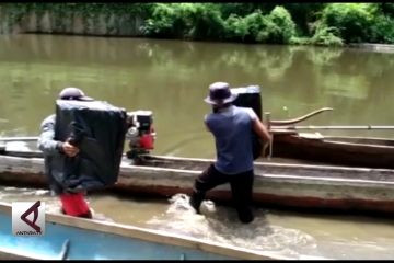 Mengantarkan logistik pemilu dengan perahu rakyat