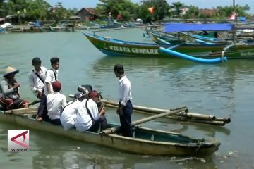 Ojek perahu gratis antar warga arungi sungai