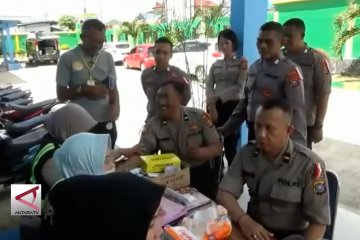 Personel pengamanan pleno PPK Kendari cek kesehatan