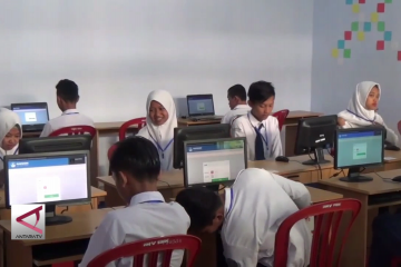 Ratusan siswa SMP di Magetan, numpang UNBK