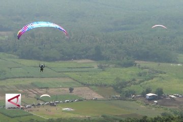 169 Atlet adu terbang parasut di bukit Sikuping