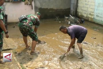 Kodim 0506 Tangerang bantu warga bersihkan sisa banjir