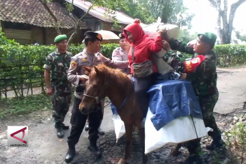 Menembus hutan belantara dengan kuda demi Pemilu 2019