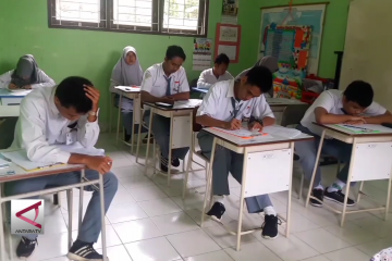 Huruf braille di UN SLBN dinilai terlalu kecil