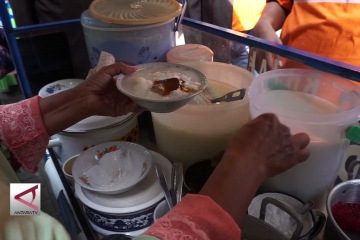 Makan gratis usai coblos ulang di Surabaya