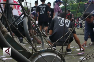 Usai kampanye, pasukan onthel punguti sampah