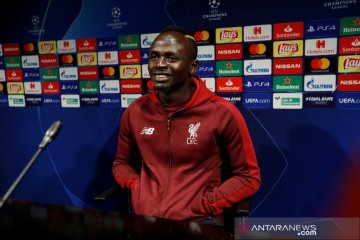 Lini serang Liverpool disejajarkan Barcelona, Mane tersanjung