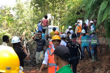 Warga bantu perbaiki kelistrikan Bengkulu usai banjir