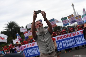 Massa buruh kumpul di Patung Kuda membawa berbagai tuntutan