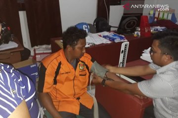 Penyelenggara pemilu di Wondama ramai-ramai periksa kesehatan