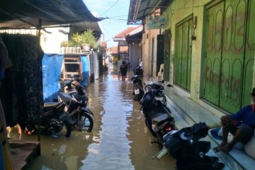 Rob memperparah banjir di Cirebon