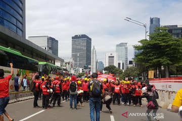 Massa buruh mulai berkumpul di Jalan Sudirman