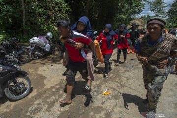 Evakuasi warga pasca banjir bandang