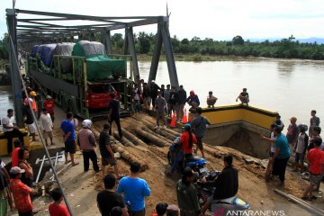 Perbaikan darurat jembatan ambrol