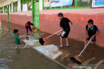 Siswa bersihkan kelas pascabanjir di Mamuju