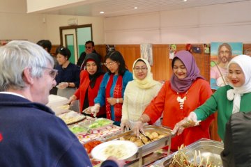 Tunawisma di Brussel makan siang  ala  Indonesia