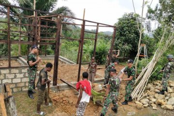 Satgas Pamtas RI-PNG bantu warga bangun rumah di perbatasan