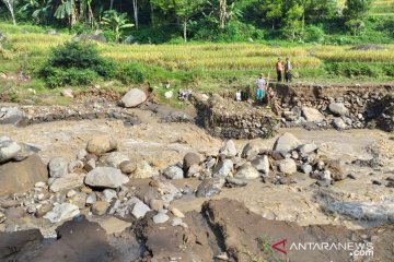 Jembatan penghubung antar kampung putus akibat banjir