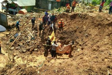 Dua warga Pulau Matasiri Kalsel dievakuasi dari timbunan longsor