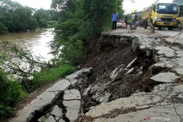 Jalan amblas di Bekasi