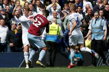 Pemain Leeds diskors dua pertandingan karena akali wasit