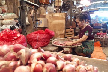 Di Pasar Kramat Jati, harga bawang merah dan cabai naik 20 persen